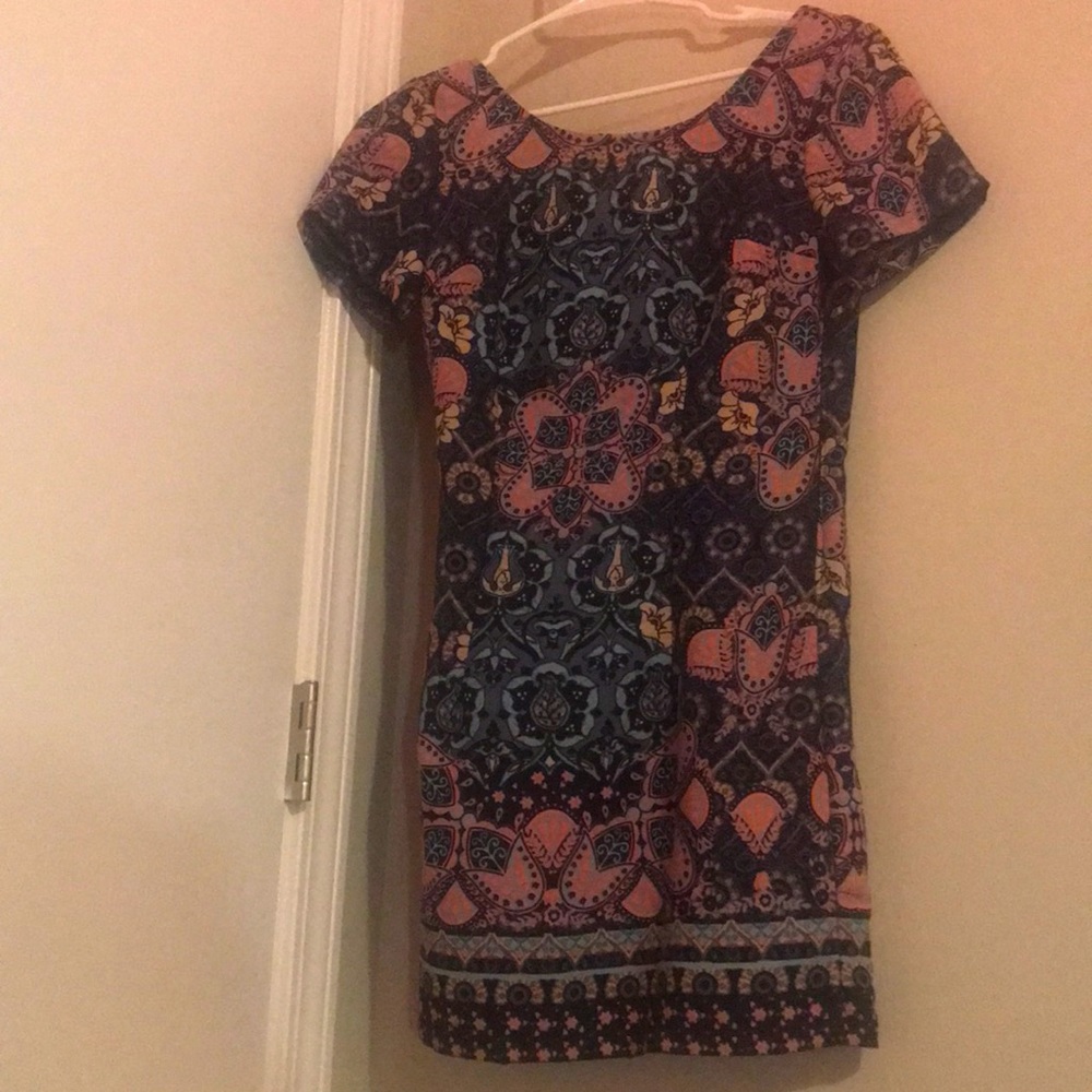 Size is xs and shipping is $5.95 and nice color for nice dress